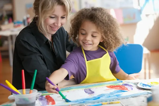 Mãe e filha pintando juntas